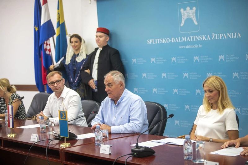 Folkloraši iz različitih krajeva svijeta kod župana Bobana