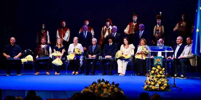 PLJESAK NAJBOLJIMA Svečana sjednica za Dan Splitsko-dalmatinske županije