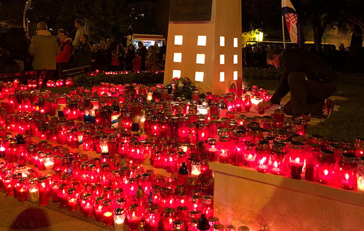 VIDEO: Mimohod završen bakljadom i pjesmom u čast gradu heroju Vukovaru!