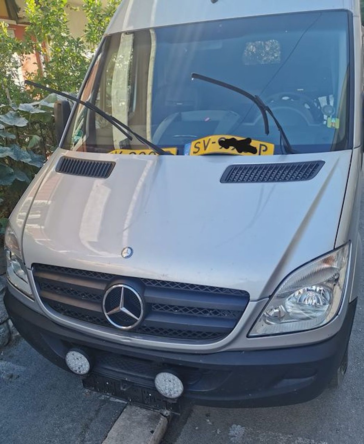 Polomili brisače i tablice kombiju koji je bio parkiran na 'krivom' mjestu