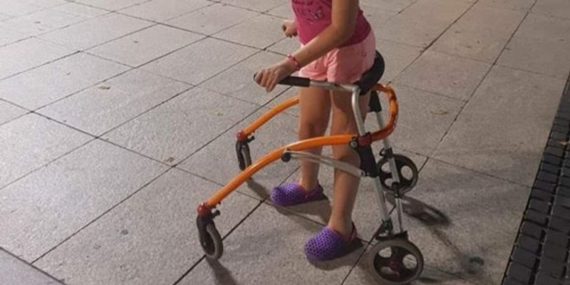 NEVJEROJATNO Djevojčici s cerebralnom paralizom ukradena 'guralica' koja joj pomaže u hodanju