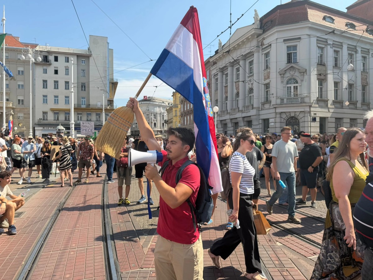 NEZAPAMĆENI EMOTIVNI NABOJ Mnogi su kraj zagrebačkog skupa dočekali u suzama