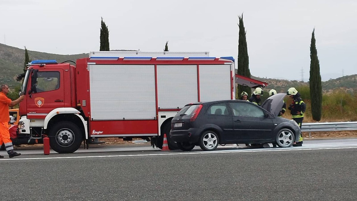 FOTO Planuo automobil na autocesti kod Dugopolja, građani priskočili u pomoć