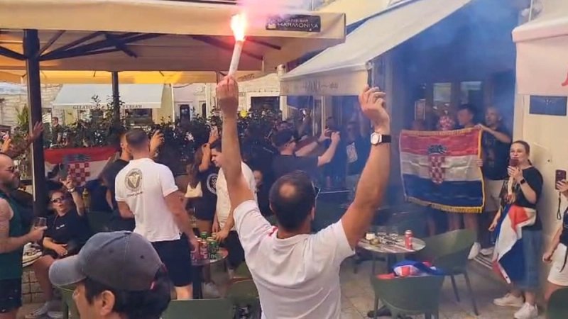 ZAGRIJAVANJE PRED KONCERT Pjeva se u centru Šibenika, gore baklje uz Thompsonove hitove
