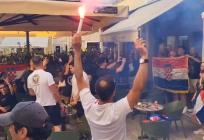 ZAGRIJAVANJE PRED KONCERT Pjeva se u centru Šibenika, gore baklje uz Thompsonove hitove