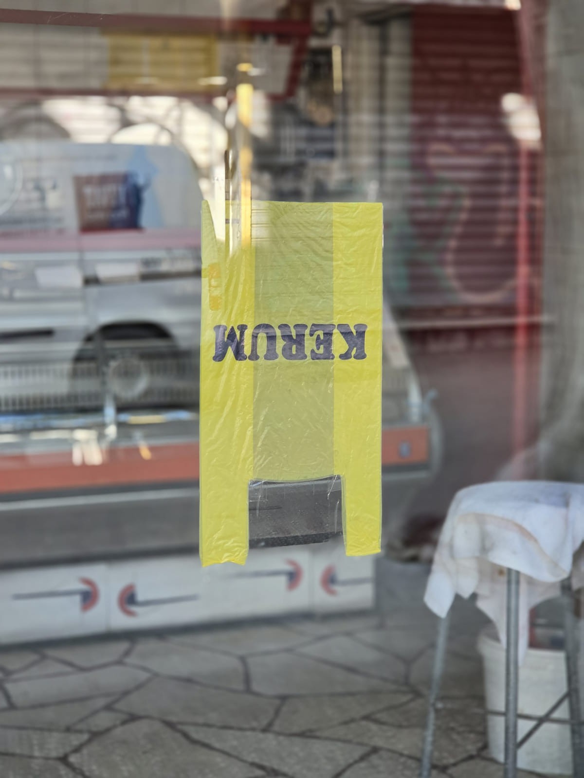 FOTO-CRTICE S PAZARA Hrvacka mesnica i Kerumova kesa! Nije pogreška, već potpis i splitski marketing