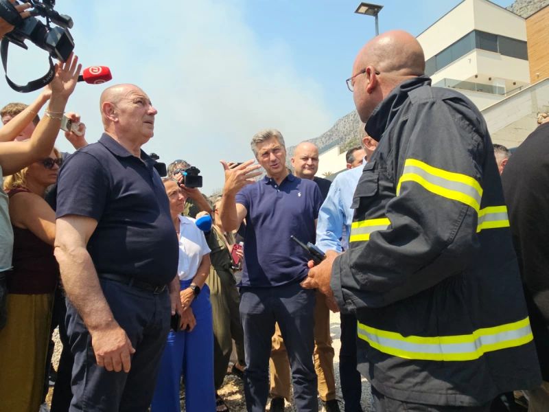 FOTO/VIDEO Premijer sa šefom omiških vatrogasca: Borba je bila strašna!