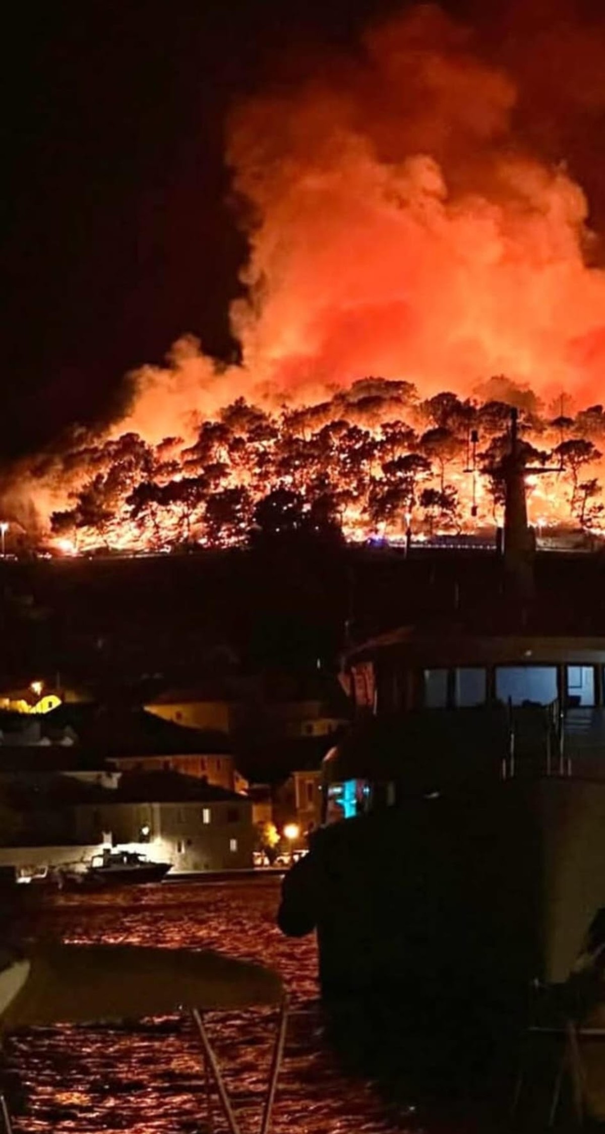 Velik požar na Braču, podignuta četiri kanadera: 'Brzo se proširio'