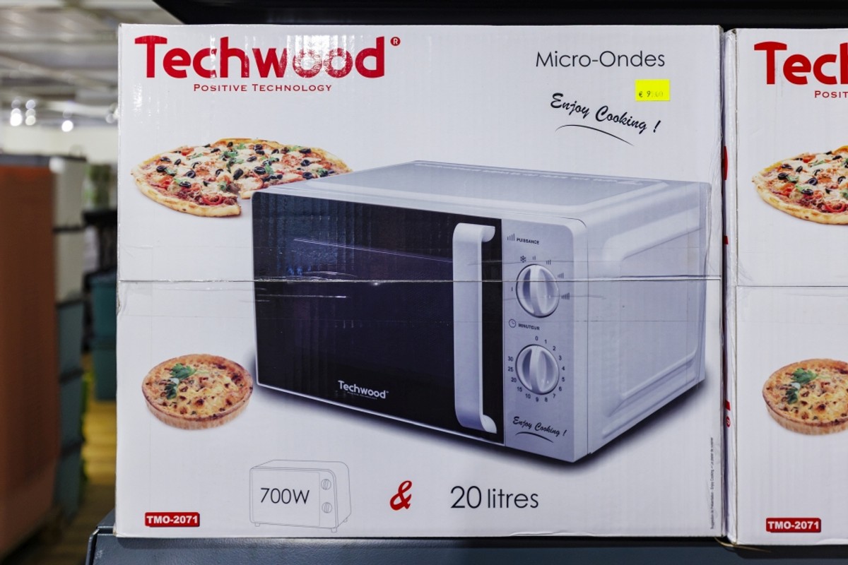 Božićna groznica trese Dalmaciju: U kaštelanskom outletu krenuo Black Friday! Božićni asortiman na 50% popusta, a na rasprodaji su stabla maslina i limuna