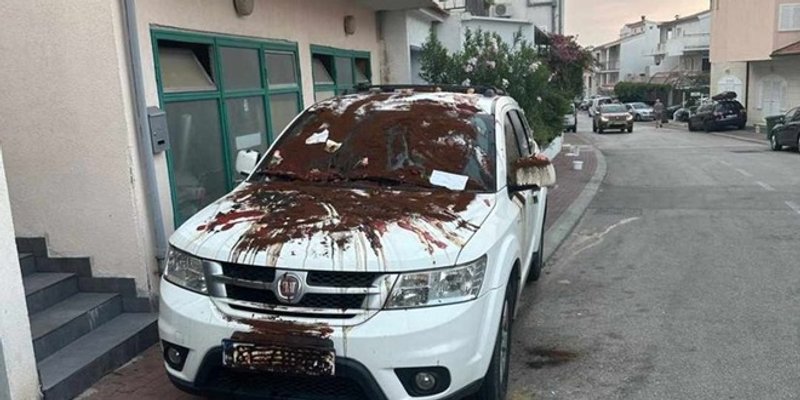 Vozaču 'servirali' kavu, jaja i cvijeće - na nepropisno parkirani automobil