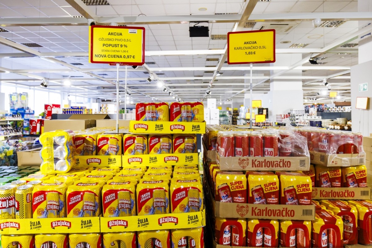 Božićna groznica trese Dalmaciju: U kaštelanskom outletu krenuo Black Friday! Božićni asortiman na 50% popusta, a na rasprodaji su stabla maslina i limuna