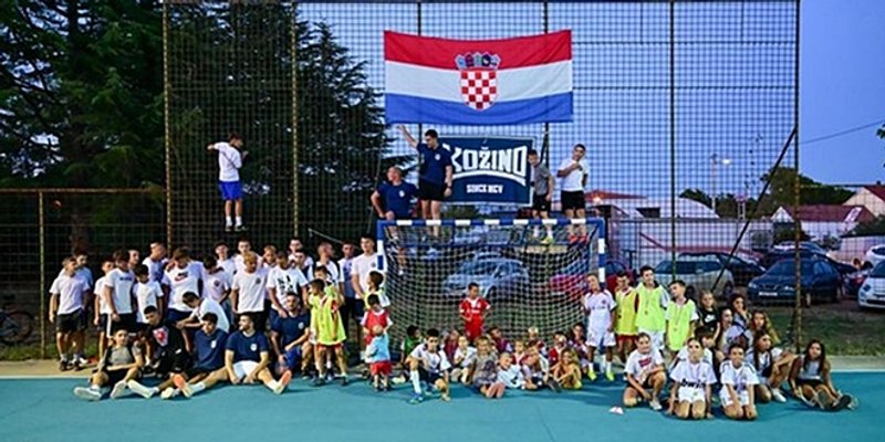 FOTOGALERIJA Tradicionalni humanitarni nogometni susret 'Stari - Mladi 2025' održan u Kožinu