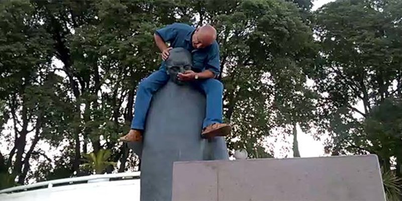 VIDEO Sjeo Franji Tuđmanu za vrat pa ga ljubio i govorio: 'Ovo je moj brat'