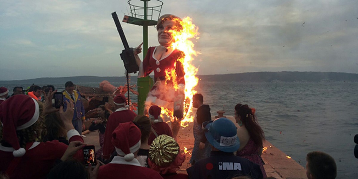 U Kaštelima je u pepel otišao lik predsjednice, uz poruku 'Jakove, izdrži'