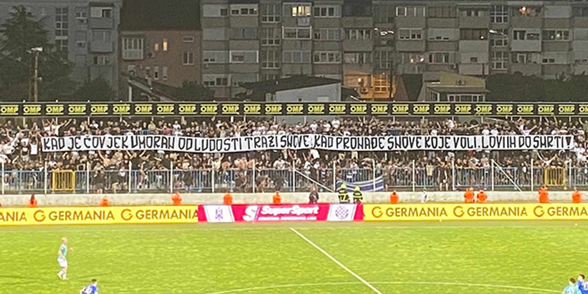 Torcida bakljama zasula teren i skandirala 'ne mogu ti to oprostiti...'!