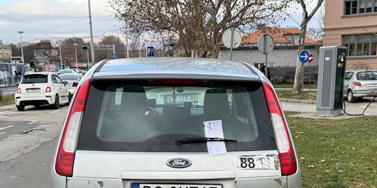 RIJEDAK PRIMJER Nema više mjesta za ostavljati kazne ispod brisača