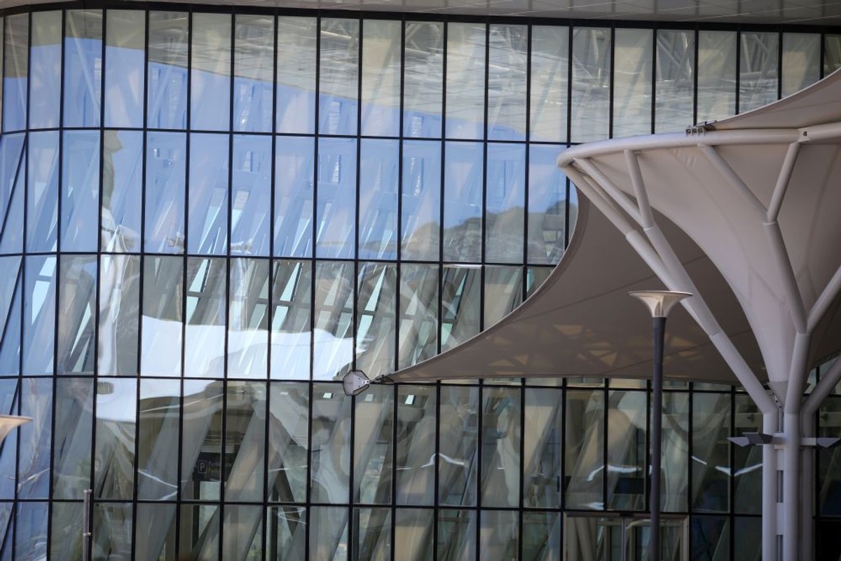 DALEKO OD OLTARA Prste dalje od našeg aerodroma!