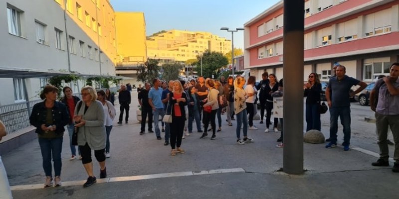 PROSVJED PRED SPLITSKOM BOLNICOM Medicinari napali ravnatelja i dr. Bagatina: 'Prodane duše, sotone!'