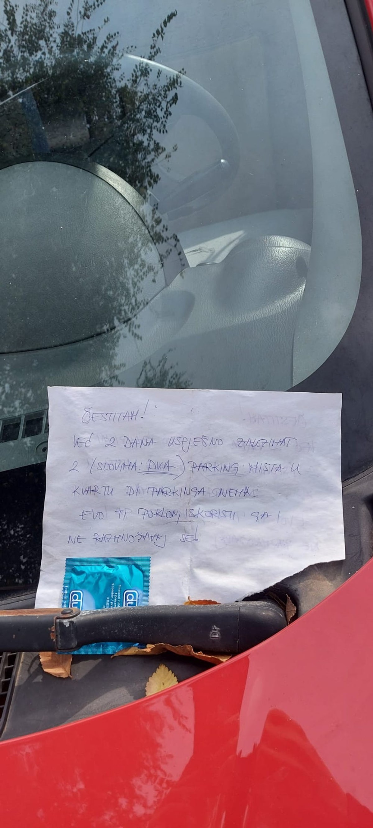 VRHUNSKA PORUKA ISPOD BRISAČA Evo ti poklon, iskoristi ga i ne razmnožavaj se!