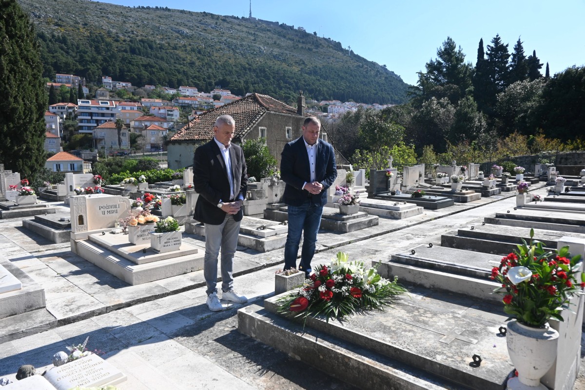 Položeno cvijeće na grob Toma Udovičića