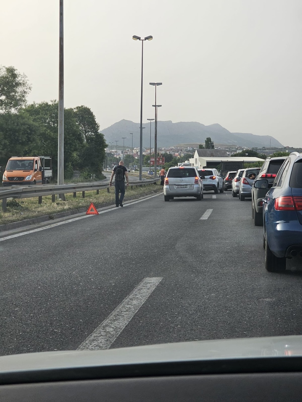 SUDAR NA BRZOJ CESTI Auto završio na krovu, jedna je osoba ozlijeđena