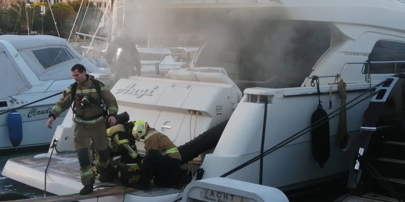 FOTO/VIDEO: ACI MARINA Požar na luksuznoj jahti u Splitu
