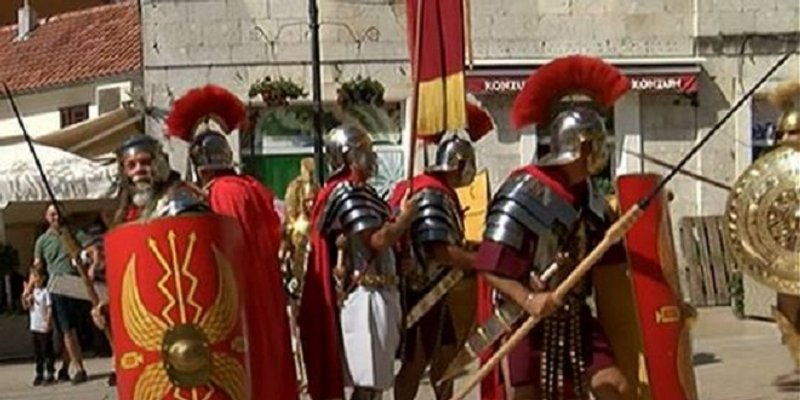SINJ Povijesne postrojbe iz 1. stoljeća izazvale divljenje na prepunoj Pijaci