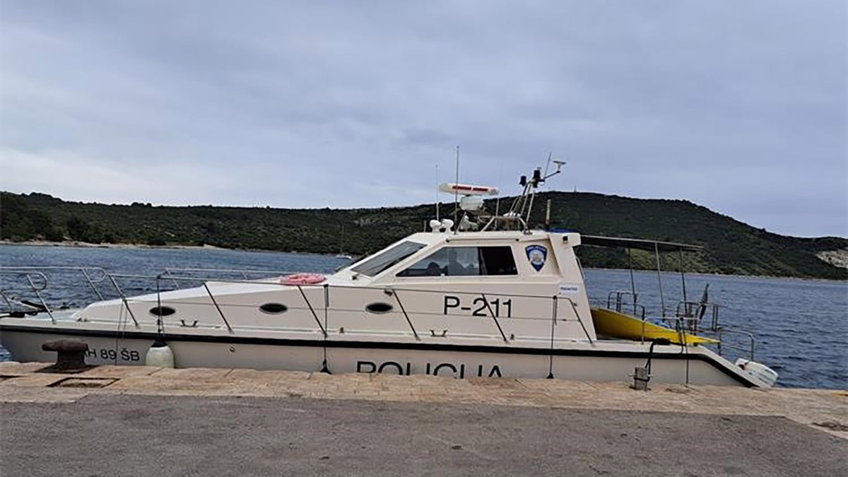 Drama kod Žirja: Nasukani katamaran završio u plićaku, posada spašena