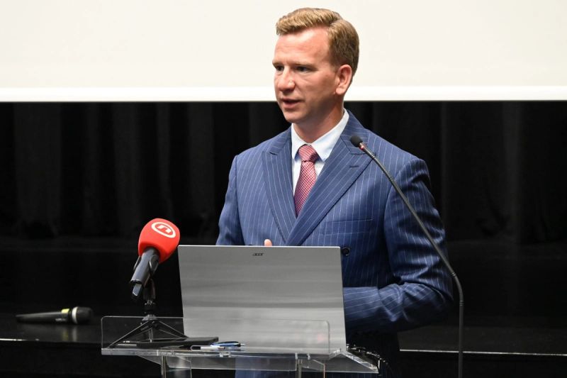 Ministar Šipić dodijelio 3,8 milijuna eura za dječje vrtiće i igrališta u Dalmaciji: 'To nije trošak'