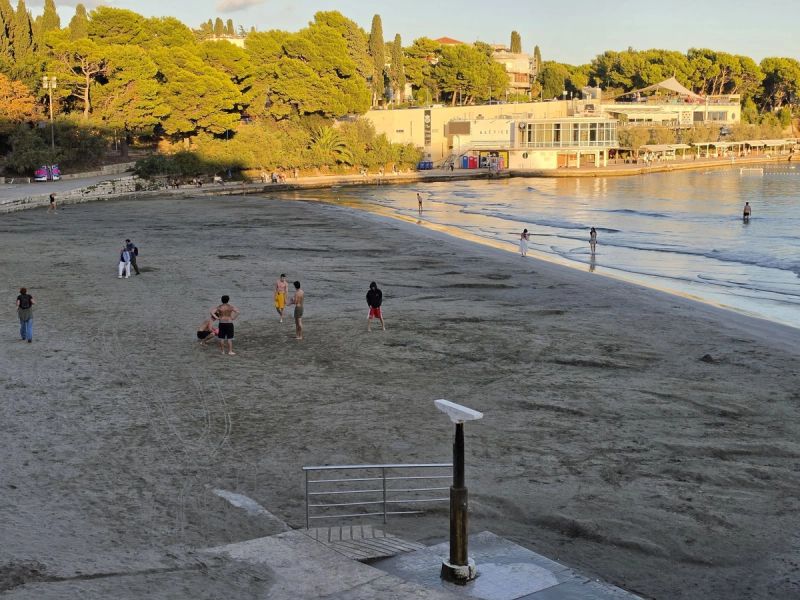 FOTOGALERIJA Vjetar ispraznio splitske plaže: 'Da ne puše, ostao bih, ali...'