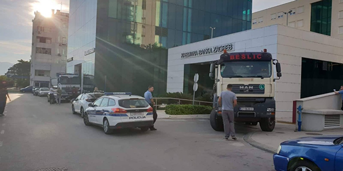 DRAMA NA KMANU: S dva kamiona blokirao ulaze u Euroherc osiguranje!