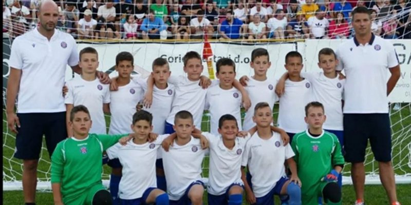 VIDEO Hajdukovi početnici svladali Crvenu zvezdu, dočekala ih bakljada!