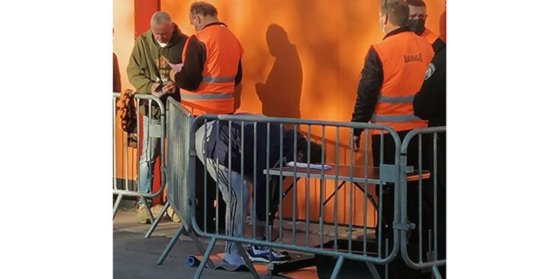 Izuvanje na ulazu na Zapadnu tribinu Šubićevca