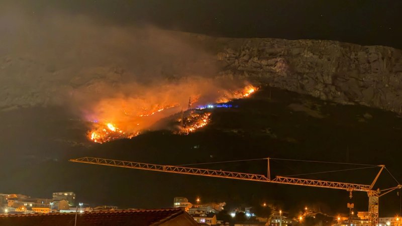 VIDEO Požar se dobro vidi s Brača