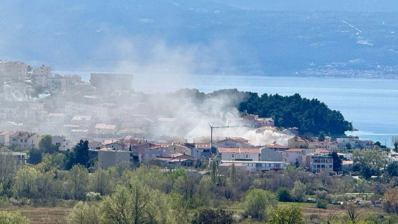 VIDEO Požar u Strožancu: Planulo u ugostiteljskom objektu