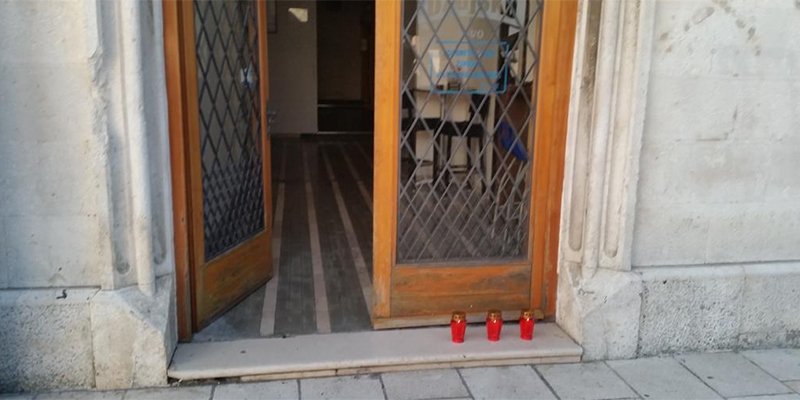 Upaljene svijeće ispred prostorija Županijskog saveza na Rivi