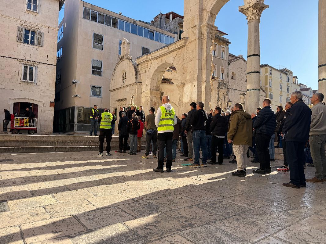 Katolički muževi kleče na Peristilu