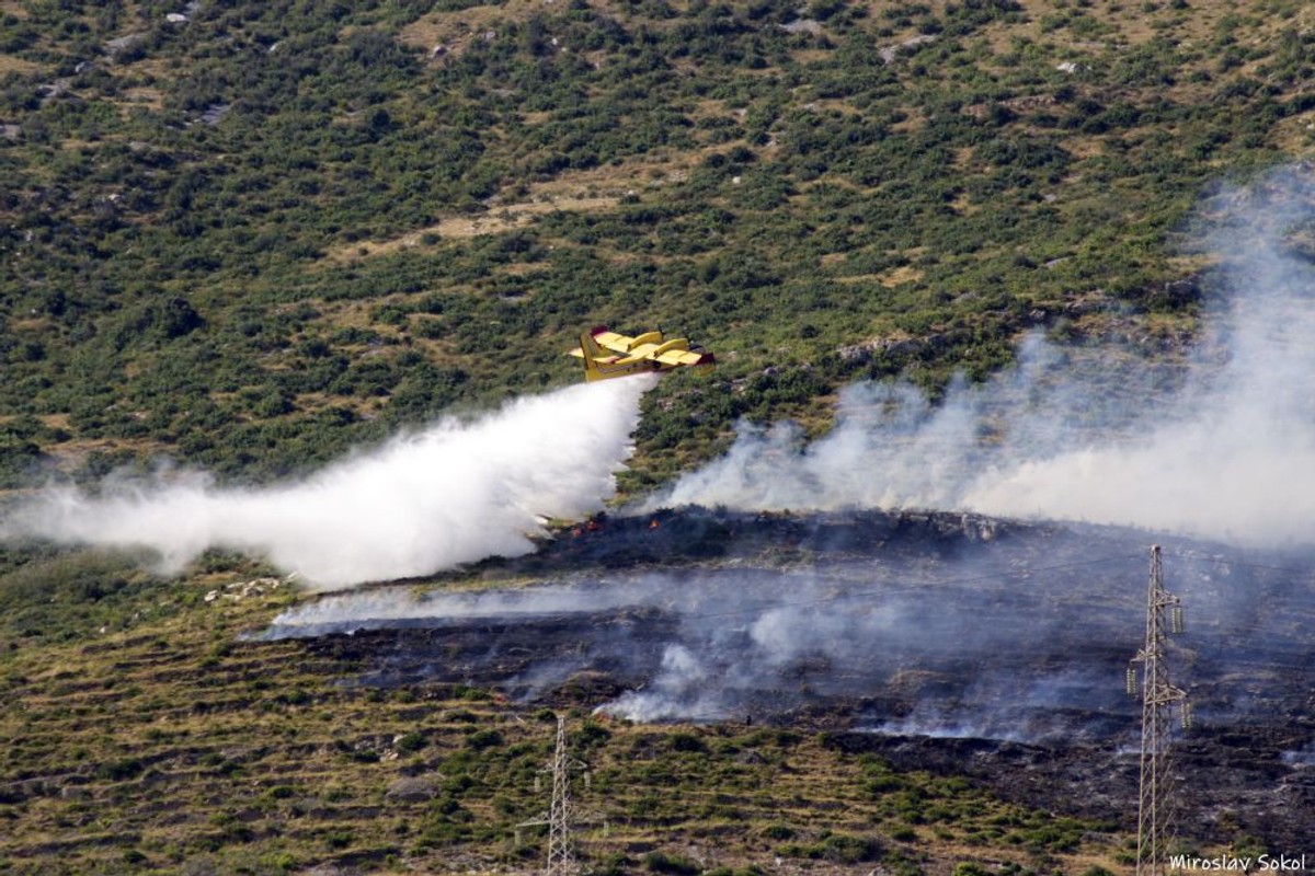 Gašenje požara u Kaštelima | foto: Miroslav Sokol