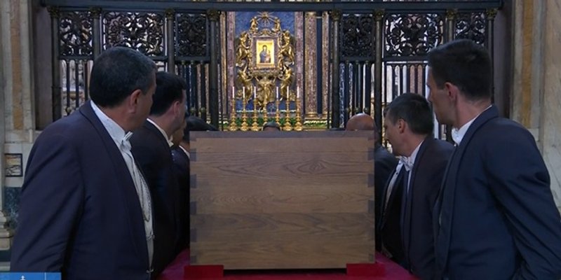 VIDEO Papin lijes stigao u Baziliku svete Marije Velike gdje je sahranjen