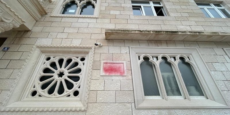 Oskvrnuta spomen-ploča na pročelju Klesarske škole u Pučišćima