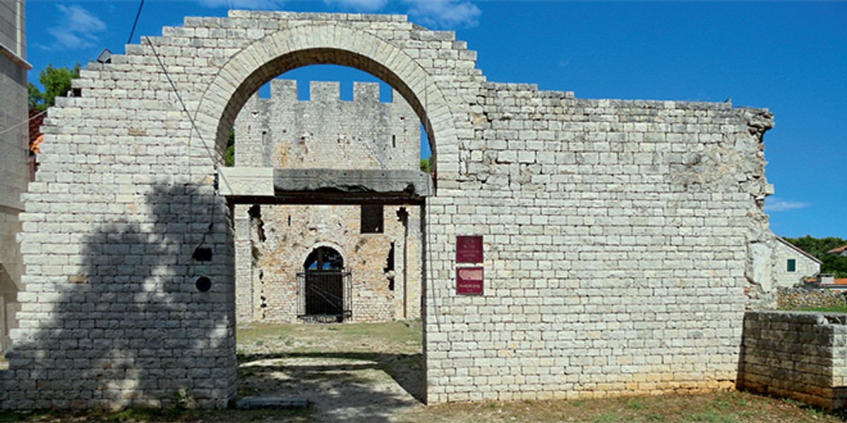 SAKRALNA BAŠTINA OTOKA BRAČA Crkva sv. Ivana Krstitelja u Povljima je jedinstvena na istočnoj obali Jadrana