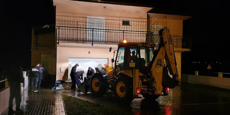 U PLOČAMA SE ŠTITE KUĆE 'Nabujala rijeka Matica visokim je vodostajem zaprijetila objektima'