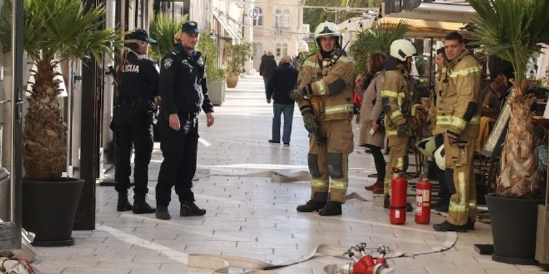 POŽAR U CENTRU SPLITA Planuo dimnjak na zgradi u kojoj se nalazi kafić Olive Tree na Rivi, vatrogasci saniraju požarište