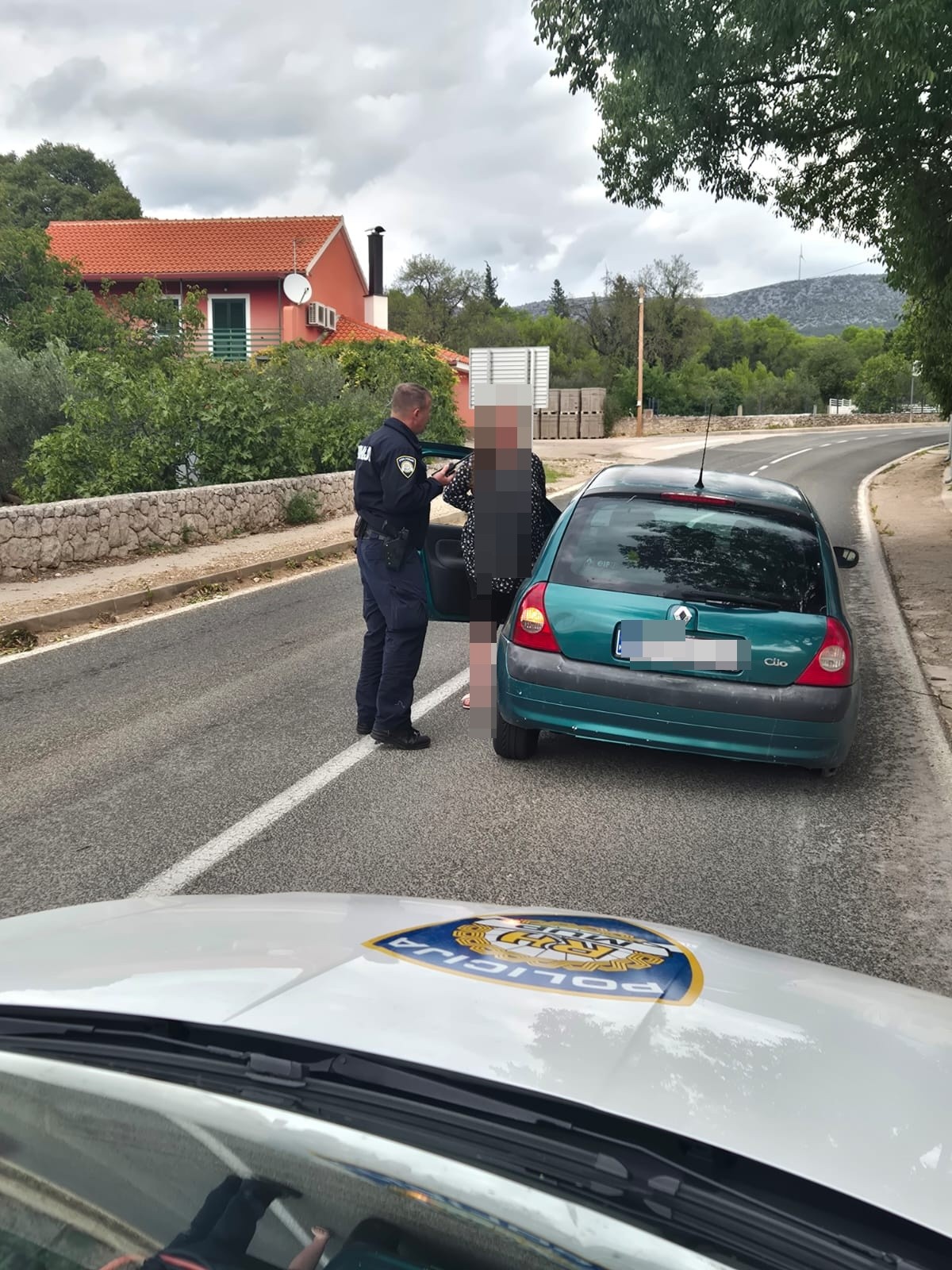 VIDEO Nadrealno! Bez guma na felgama, iskreći, vozila kilometrima