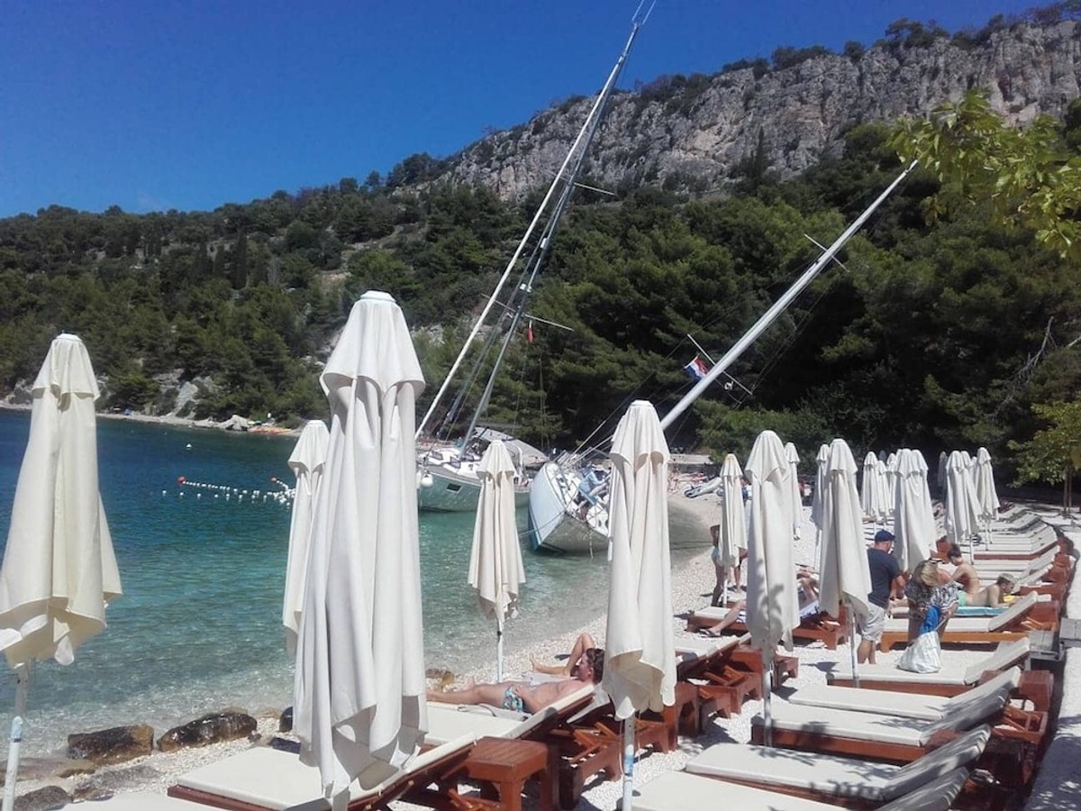 Jedrilice među kupačima