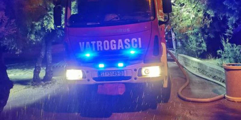 DVD DALMACIJA DUGI RAT Bila je to noć kada ne znaš što ti treba, ali si siguran da bi jedan snažan zagrljaj pomogao