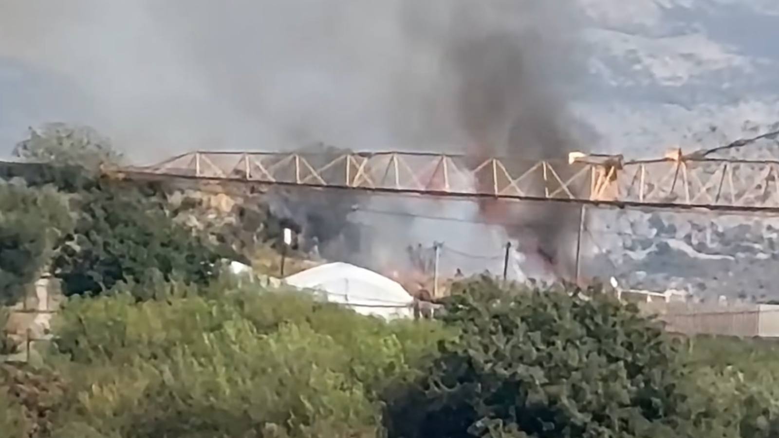 VIDEO Planulo na Žnjanu: Vatrogasci s tri vozila izašli na teren, vatra navodno zahvatila i plastenik