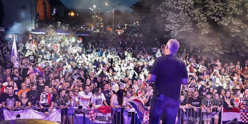 FOTOGALERIJA Thompson nastavio s koncertima, pogledajte atmosferu u Našicama