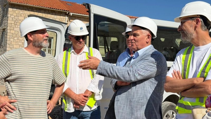 FOTO Župan Boban danas u Komiži obišao lokaciju buduće Ribarske luke