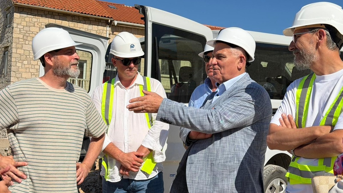 FOTO Župan Boban danas u Komiži obišao lokaciju buduće Ribarske luke